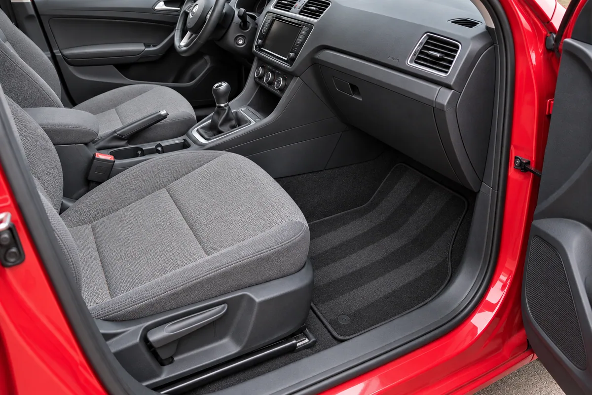 El mismo interior limpio, con asiento, moqueta y salpicadero impecables, con el acabado de un Detalle Extremo